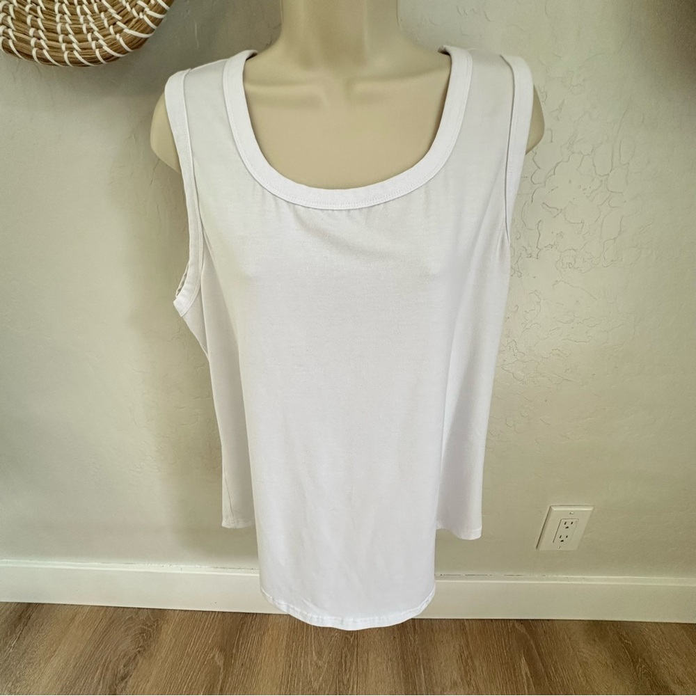 Lillusory Classic White Curved Hem Sleeveless Top. Size XL
